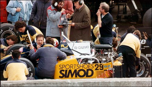 Боксы Minardi на Гран При Европы 1985 года. В коричневом плаще - Карло Кити Боксы Minardi на Гран При Европы 1985 года. В коричневом плаще - Карло Кити