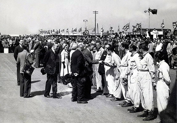 Король Георг VI встречается с гонщиками на Гран При Великобритании 1950 года, первой гонке в истории чемпионатов мира Формулы 1 Король Георг VI встречается с гонщиками на Гран При Великобритании 1950 года, первой гонке в истории чемпионатов мира Формулы 1
