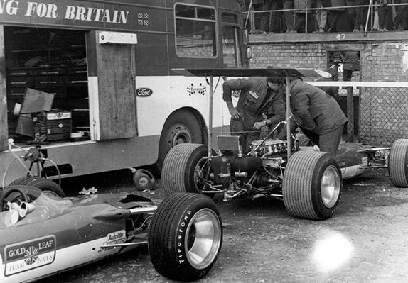 Lotus 49B с двигателем Cosworth в Сильверстоуне, 1969 год Lotus 49B с двигателем Cosworth в Сильверстоуне, 1969 год