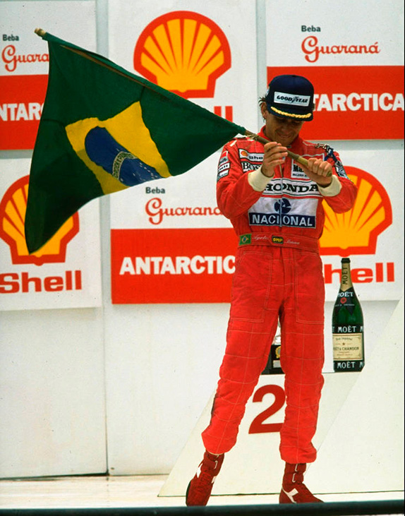 Айртон Сенна на подиуме Гран При Бразилии 1991 года. Фото McLaren Айртон Сенна на подиуме Гран При Бразилии 1991 года. Фото McLaren