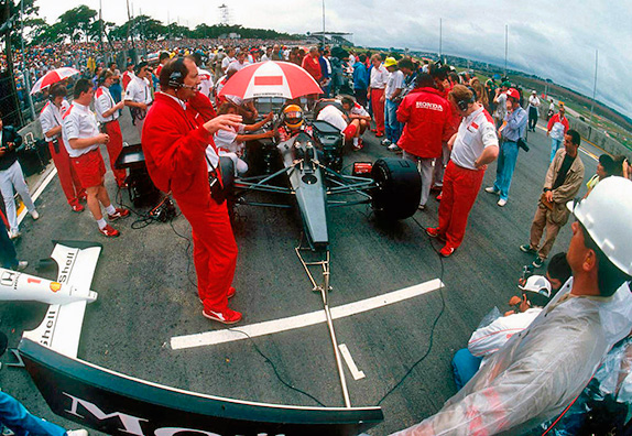 Рон Деннис и Айртон Сенна на стартовой решётке Гран При Бразилии 1991 года. Фото McLaren Рон Деннис и Айртон Сенна на стартовой решётке Гран При Бразилии 1991 года. Фото McLaren