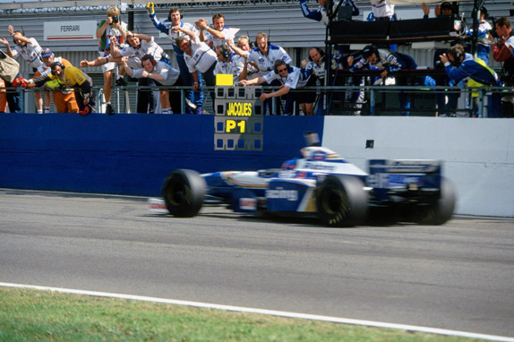 Жак Вильнёв выигрывает Гран При Великобритании 1996 года. Фото Williams Жак Вильнёв выигрывает Гран При Великобритании 1996 года. Фото Williams