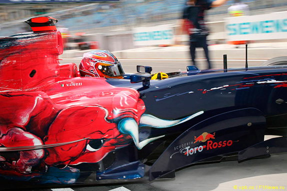 Пилот Toro Rosso Витантонио Льюцци на Гран При Бахрейна 2006 года Пилот Toro Rosso Витантонио Льюцци на Гран При Бахрейна 2006 года