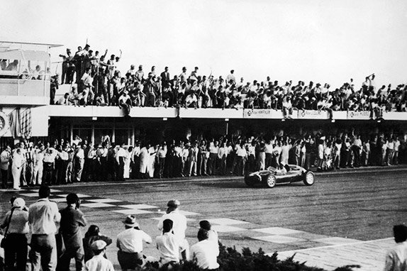 Стирлинг Мосс выигрывает Гран При Аргентины 1958 года Стирлинг Мосс выигрывает Гран При Аргентины 1958 года