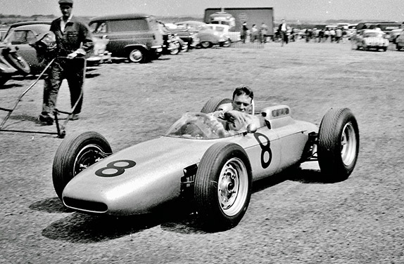 Дэн Гёрни и его Porsche на Гран При Великобритании 1962 года в Эйнтри Дэн Гёрни и его Porsche на Гран При Великобритании 1962 года в Эйнтри