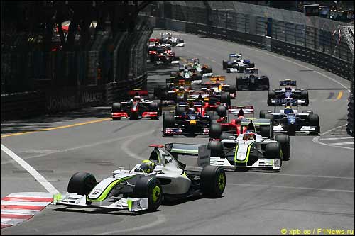 После старта гонку возглавил дуэт Brawn GP После старта гонку возглавил дуэт Brawn GP