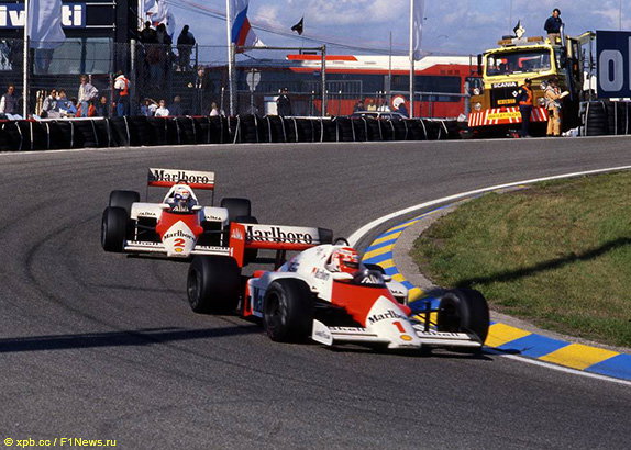 Ники Лауда и Ален Прост на McLaren MP4/2B на трассе Гран При Нидерландов, 1985 год Ники Лауда и Ален Прост на McLaren MP4/2B на трассе Гран При Нидерландов, 1985 год