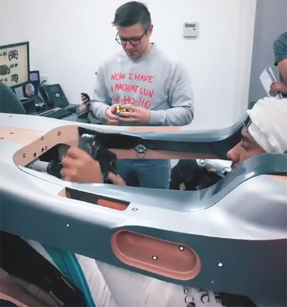 Льюис Хэмилтон проходит подгонку сиденья на базе Mercedes Льюис Хэмилтон проходит подгонку сиденья на базе Mercedes