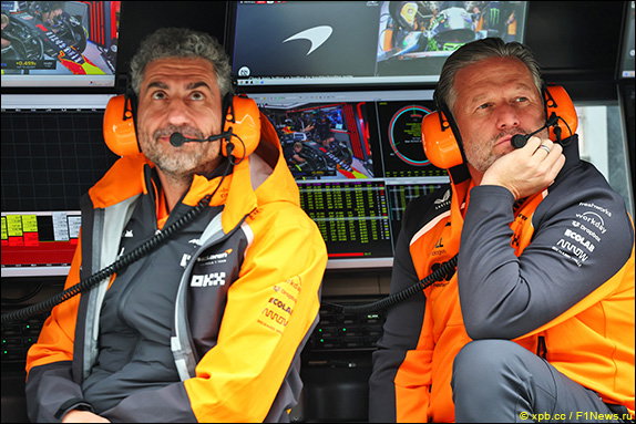 Руководитель команды Андреа Стелла и босс McLaren Racing Зак Браун