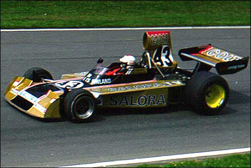 Лео за рулем Surtees TS16 на квалификации Гран При Великобритании 1974 года Лео за рулем Surtees TS16 на квалификации Гран При Великобритании 1974 года