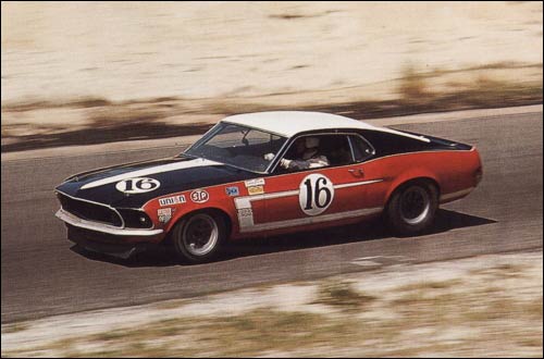 Джордж пилотирует Ford Mustang