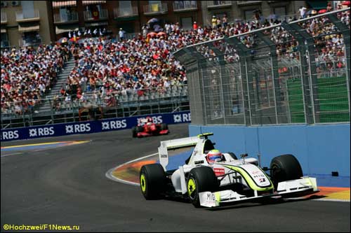 С Brawn GP Баррикелло вновь стал побеждать. Впервые это случилоь в Валенсии (на фото), затем - еще и в Монце