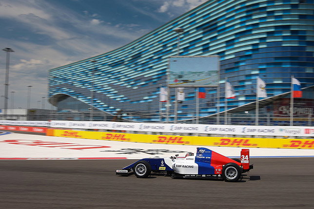 Машина чемпионата SMP F4 на трассе в Сочи
