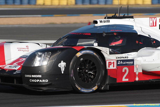 Тимо Бернхард за рулём Porsche под номером 2
