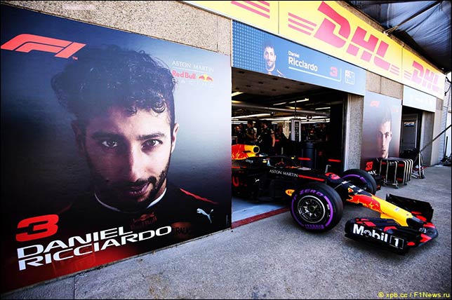Логотип 3M на боксах Red Bull Racing