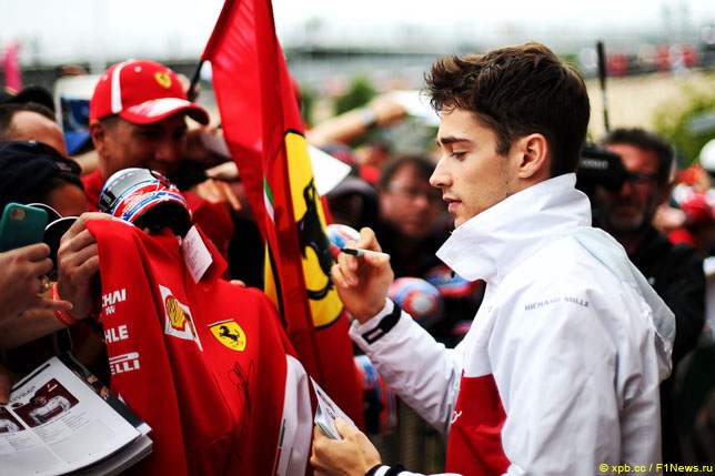 Шарль Леклер раздает автографы