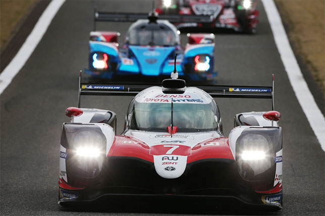 Экипаж Toyota №7на трассе в Шанхае, на заднем плане - машина SMP Racing