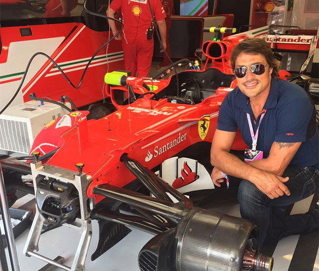 Теему Селянне в боксах Ferrari у машины Кими Райкконена, 2017 год, фото из Instagram хоккеиста