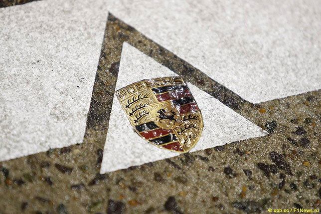 Логотип Porsche на трассе в Ле-Мане