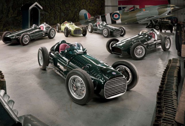 На переднем плане – BRM MK1 P15 V16, фото пресс-службы фестиваля в Гудвуде