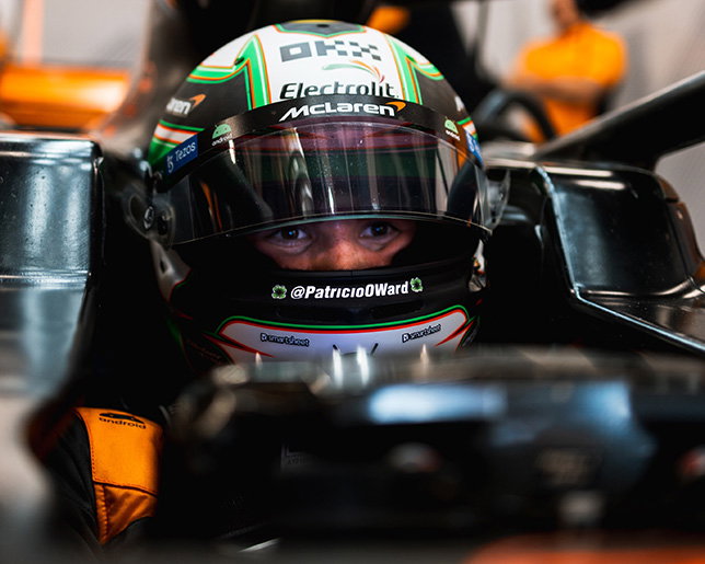 Пато О'Вард в кокпите McLaren MCL35