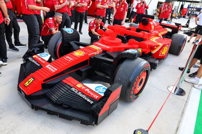 Машина Ferrari, построенная из Lego, фото XPB