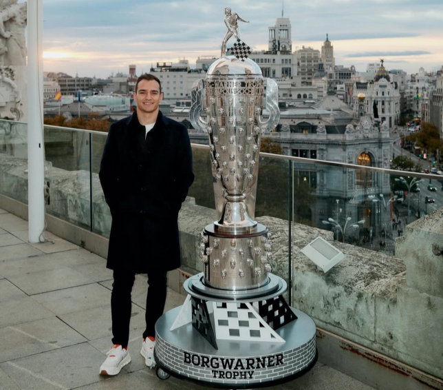 Алекс Палоу и знаменитый переходящий кубок за победу в Indy 500, фото из социальных сетей