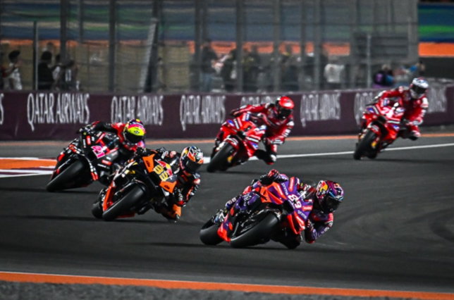 Эпизод прошлогодней гонки MotoGP в Катаре, фото пресс-службы MotoGP