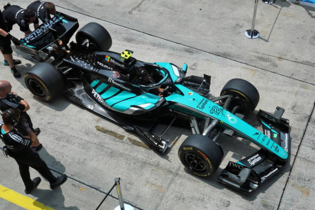 Модернизированная машина Mercedes W17 на пит-лейн автодрома в Сепанге, фото XPB