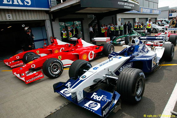 Машины Ferrari и Williams Хуана-Пабло Монтойи на Гран При Великобритании 2002 года