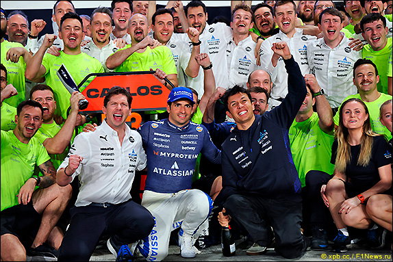 Команда Williams отмечает третье место в Гран При Катара 2025