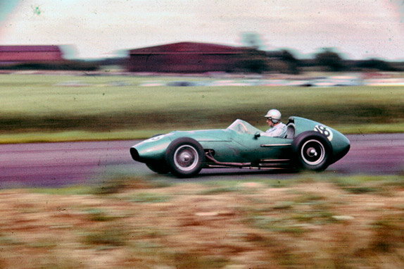 Рой Сальвадори за рулём Aston Martin DBR5 в Сильверстоуне