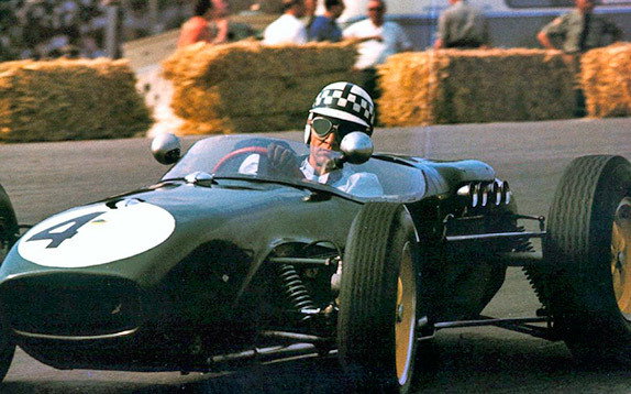Иннес Айленд (Lotus-Climax) в Зандфорте впервые поднялся на подиум