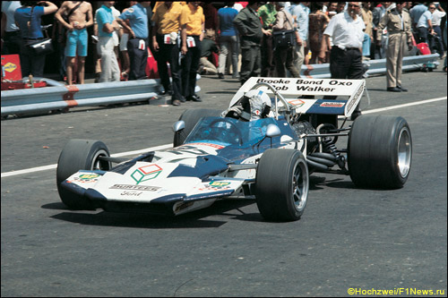 Джон Сёртиз на машине собственной конструкции Surtees TS9