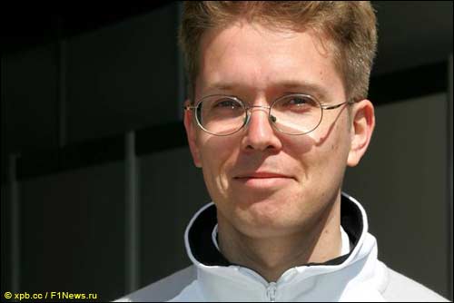 Осси Ойкаринен на посту гоночного инженера Ярно Трулли. Toyota, 2005-й год