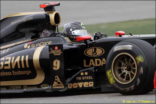 Логотипы SunCore Solar на машине Lotus Renault, 2010 год