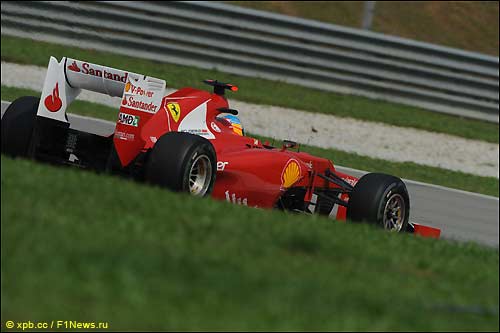 Фернандо Алонсо за рулем Ferrari F2012 на трассе в Шанхае