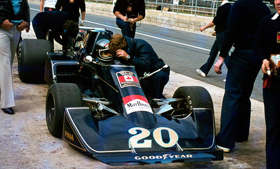 Жаки Икс на Wolf-Williams FW05