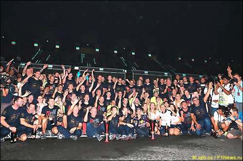 В Red Bull Racing празднуют победу