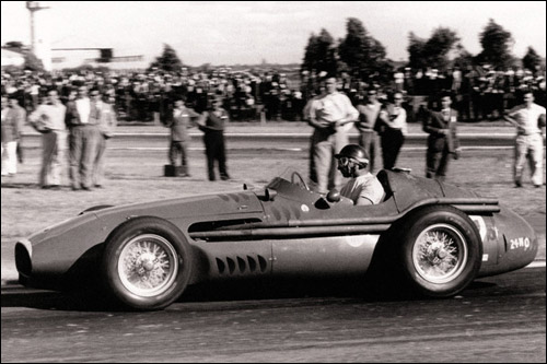 Хуан-Мануэль Фанхио за рулём Maserati 250F в Аргентине