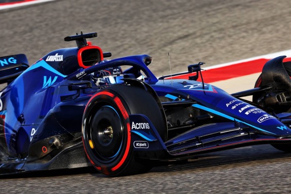 Александер Элбон за рулём машины Williams на тестах в Бахрейне, фото XPB