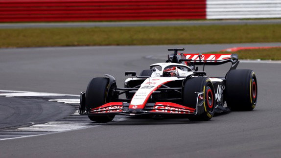 Haas VF-23 во время первичной обкатки в Сильверстоуне, фото пресс-службы команды
