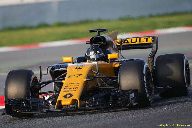 Нико Хюлкенберг на трассе в Барселоне за рулём Renault R.S.17