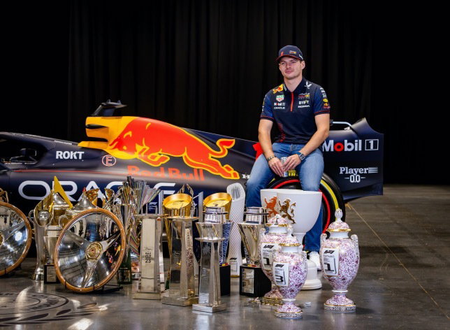 Макс Ферстаппен и трофеи Red Bull Racing, фото Red Bull