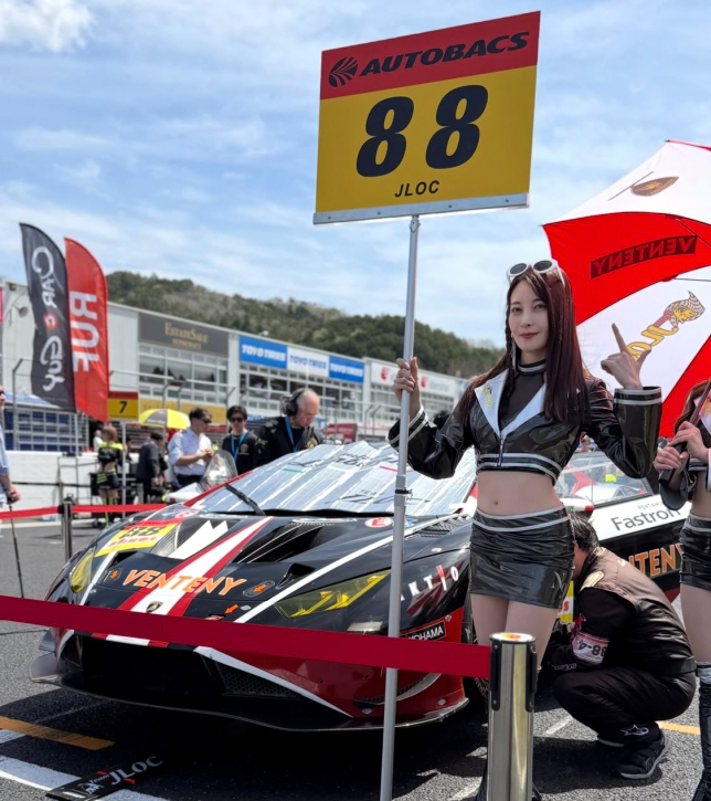 Lamborghini экипажа Даниила Квята на стартовмо поле в Окаяме, фото пресс-службы команды JLOC