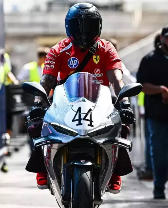 Льюис Хэмилтон приехал в паддок Монако на мотоцикле Ducati редкой модели, фото из социальных сетей