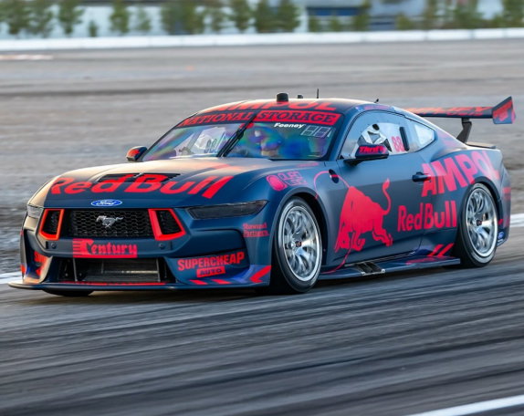 Макс Ферстаппен за рулём Ford Mustang серии Supercars, фото из социальных сетей