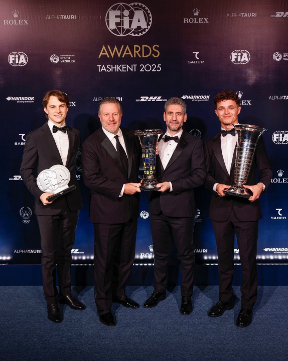 Оскар Пиастри, Зак Браун, Андреа Стелла и Ландо Норрис на гала-церемонии FIA
