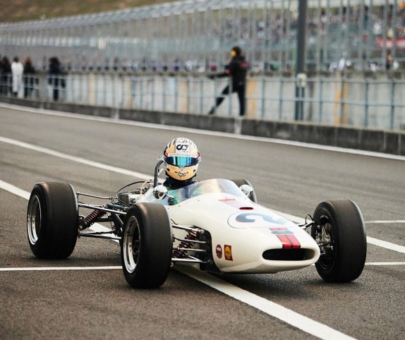 Даниэль Риккардо за рулём Brabham BT16, машины образца 1965 года с мотором Honda, фото AlphaTauri