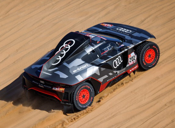 Карлос Сайнс за рулём электрического внедорожника Audi, фото пресс-службы Audi Sport